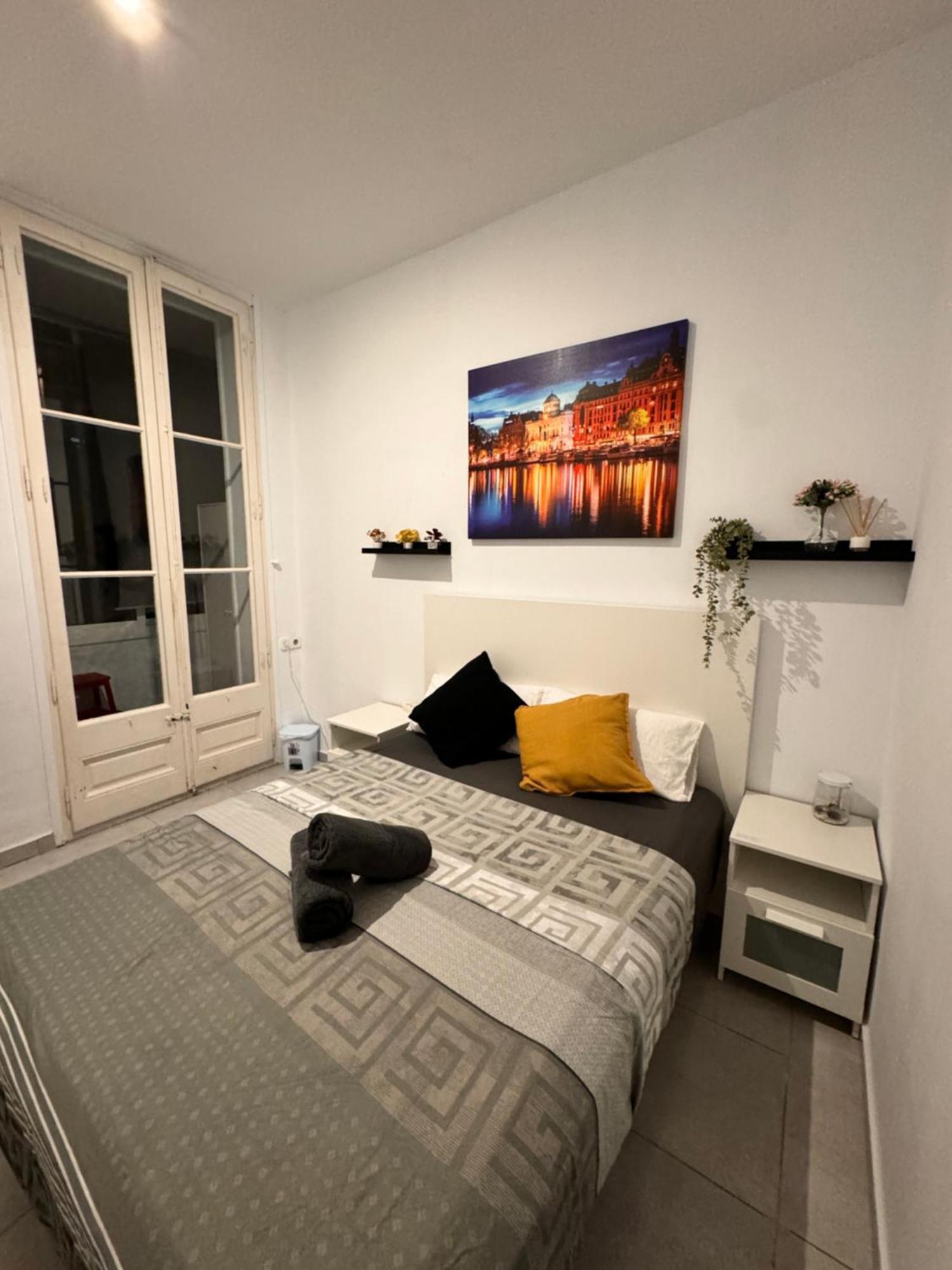 Rooms In Spacious Apartment In City Center Barcelona Exterior foto