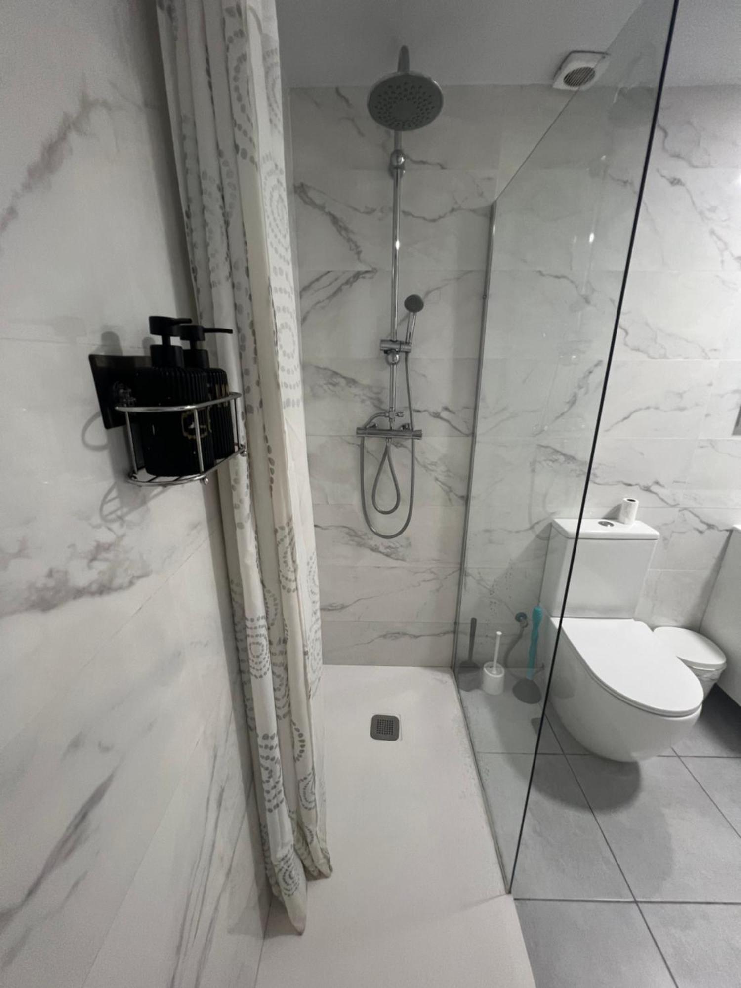 Rooms In Spacious Apartment In City Center Barcelona Exterior foto
