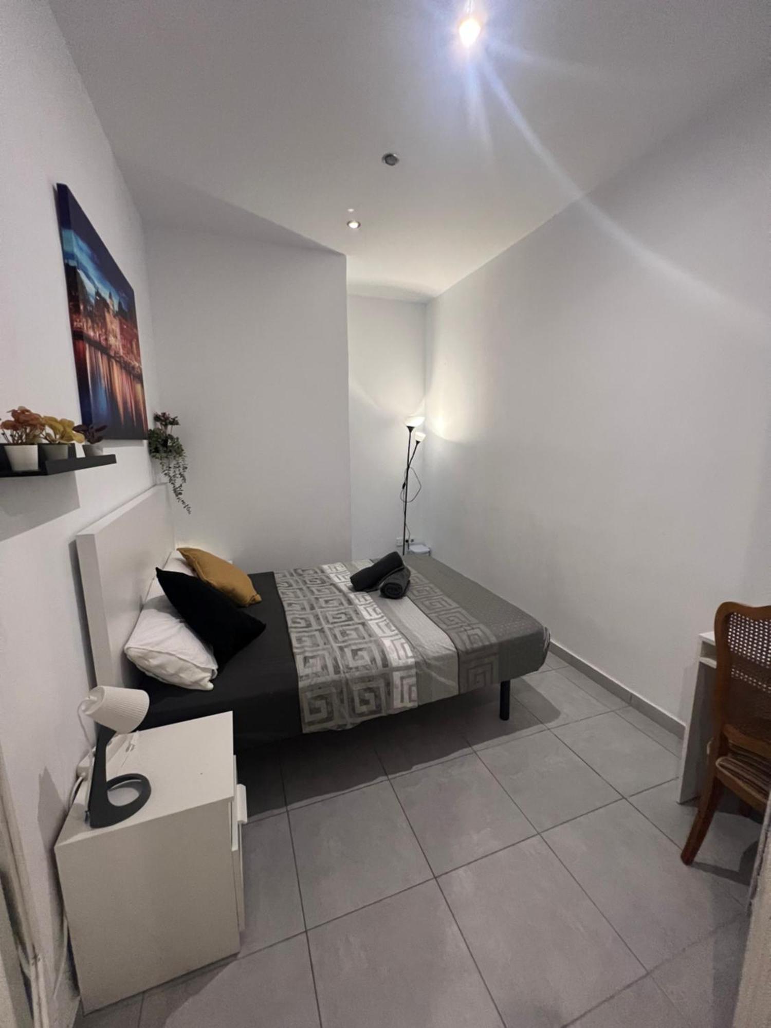 Rooms In Spacious Apartment In City Center Barcelona Exterior foto