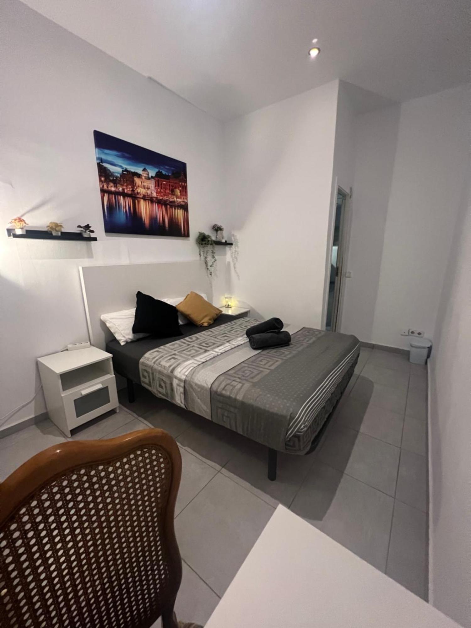 Rooms In Spacious Apartment In City Center Barcelona Exterior foto