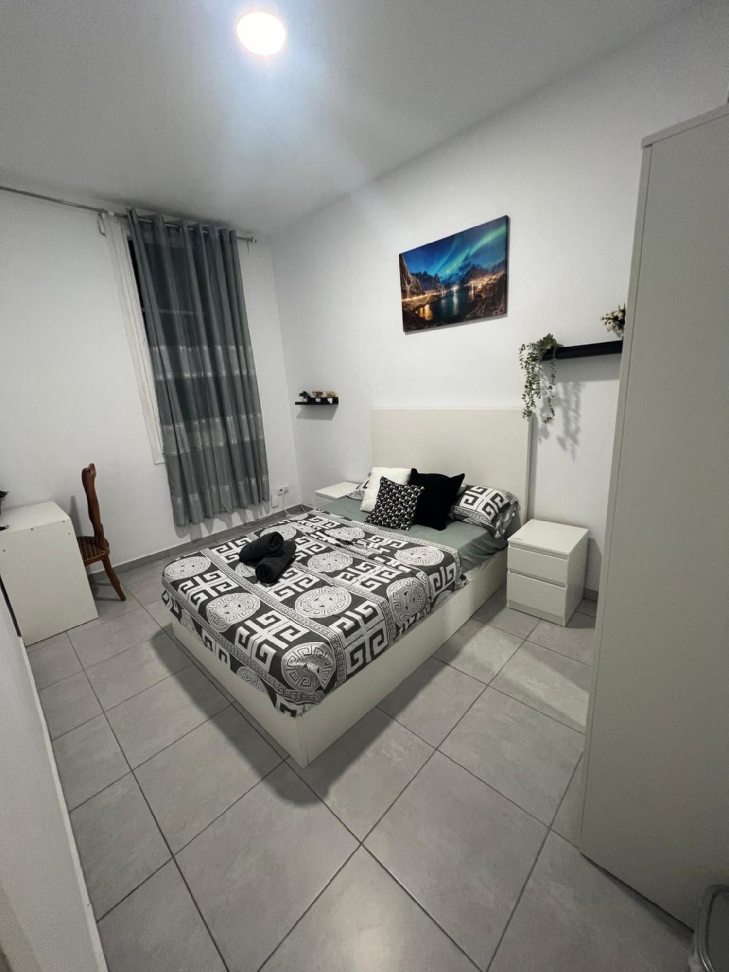 Rooms In Spacious Apartment In City Center Barcelona Exterior foto