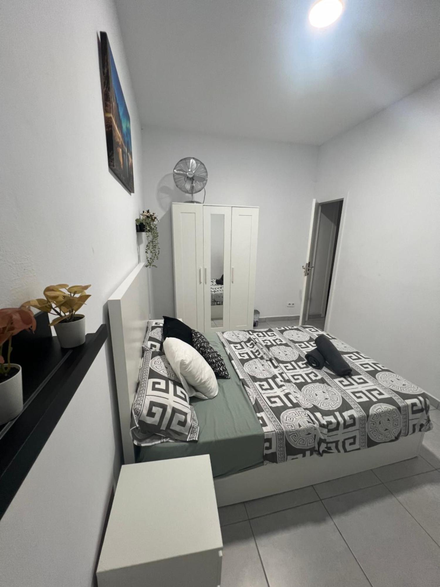 Rooms In Spacious Apartment In City Center Barcelona Exterior foto