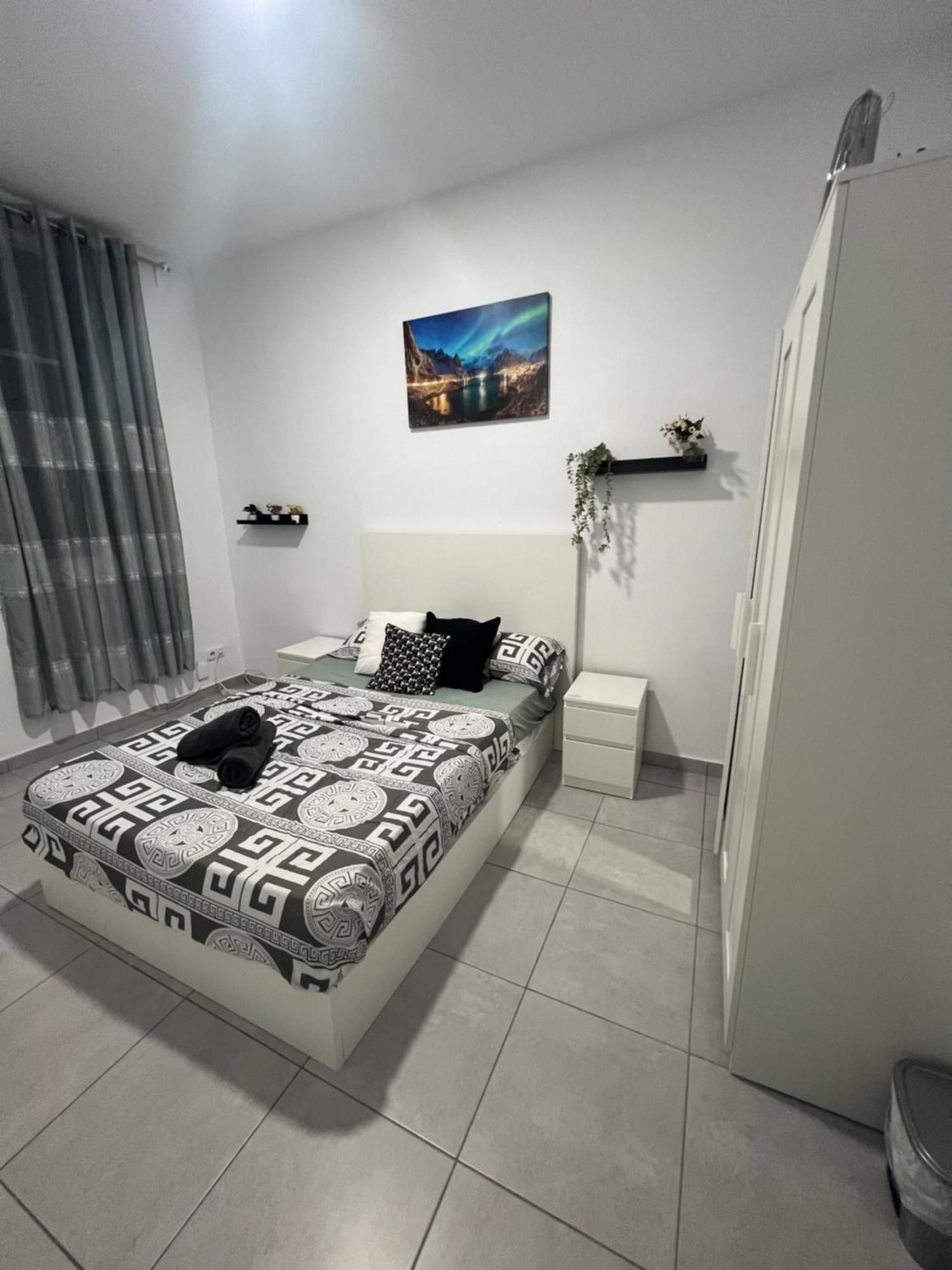 Rooms In Spacious Apartment In City Center Barcelona Exterior foto