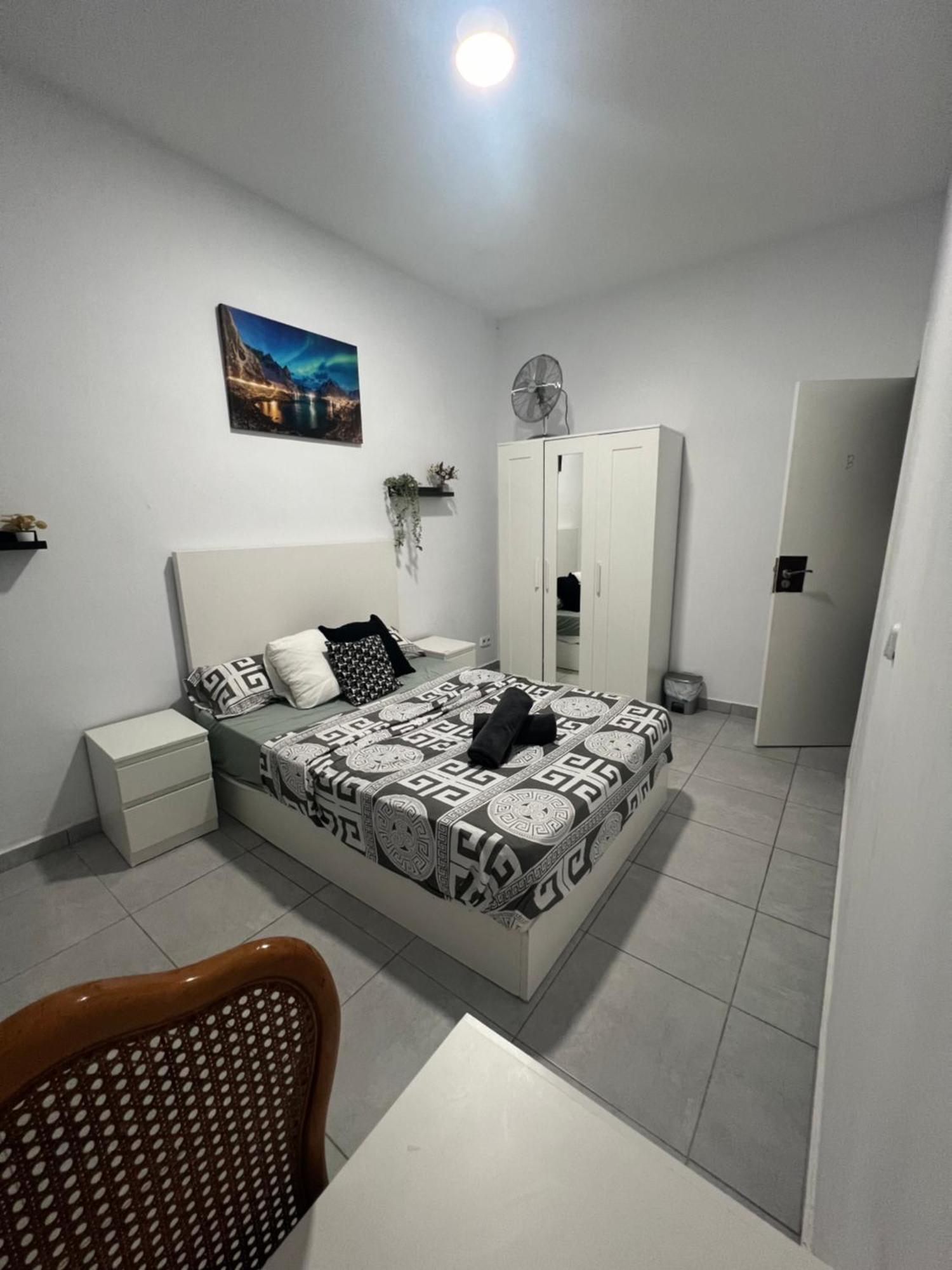 Rooms In Spacious Apartment In City Center Barcelona Exterior foto