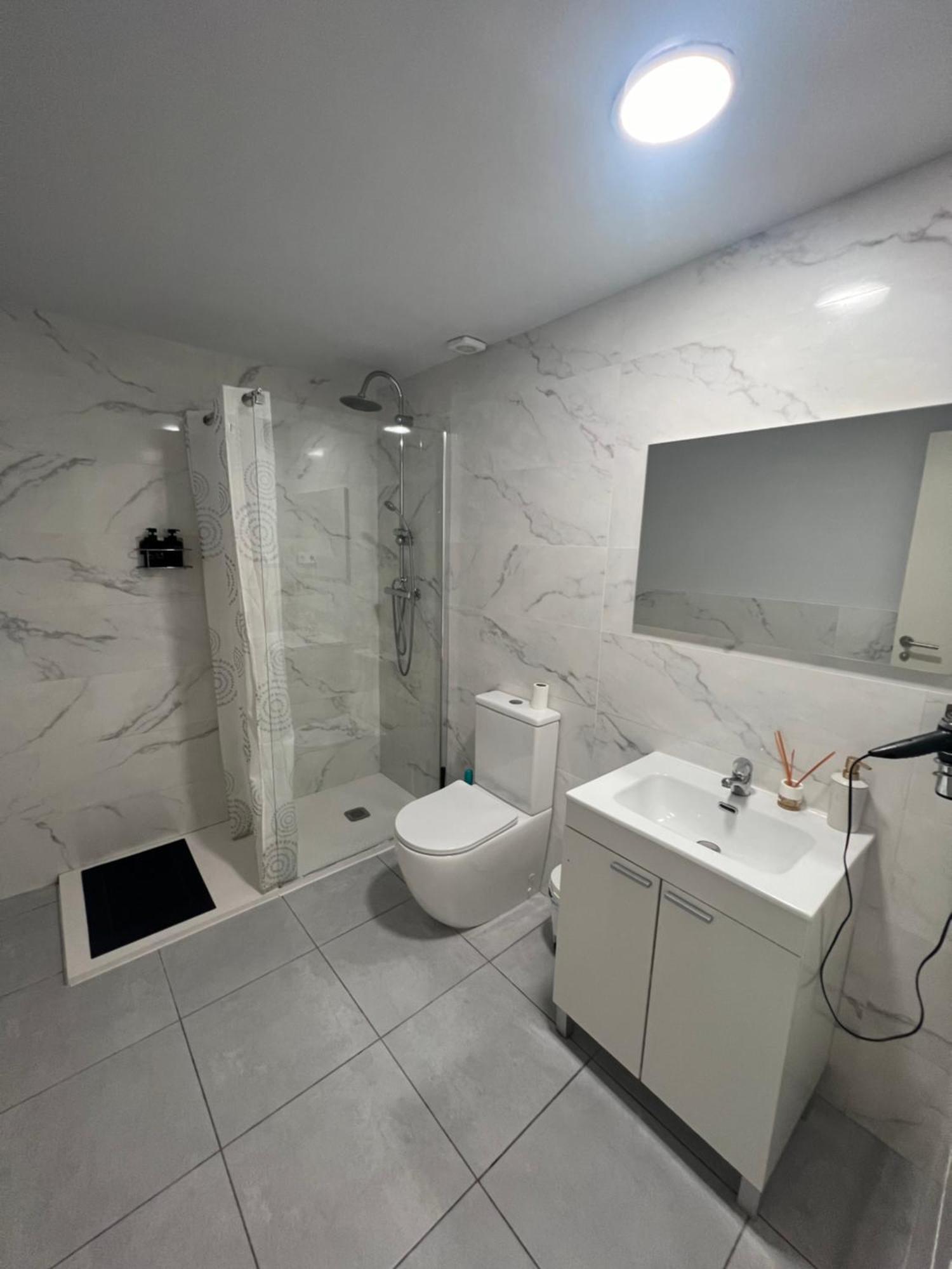 Rooms In Spacious Apartment In City Center Barcelona Exterior foto
